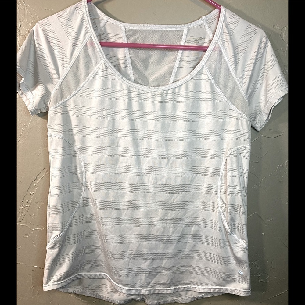 Layer 8 top athletic shirt vented in back lightweight cooling Sz XS   Q-25
